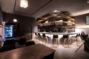 무드 있는 골드 포인트 이탈리안 와인바 인테리어